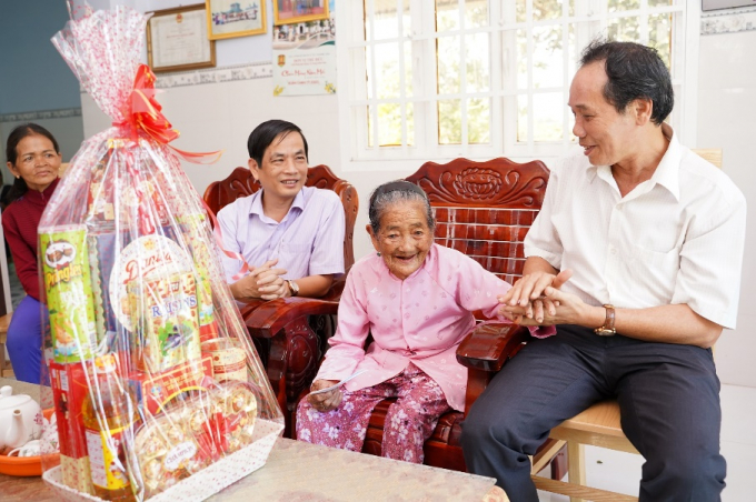 Phó Chủ tịch UBND tỉnh Nguyễn Đức Hòa và Bí thư Huyện ủy Hàm Tân Võ Thanh Bình đến thăm Mẹ Việt Nam anh hùng Dương Thị Thạnh