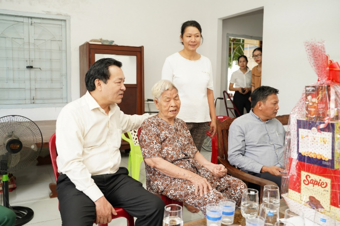 Chủ tịch UBND tỉnh Nguyễn Ngọc Hai và Bí thư Thị ủy La Gi đến thăm bà Võ Thị Diệp, mẹ Liệt sĩ Nguyễn Hồng Thạnh.