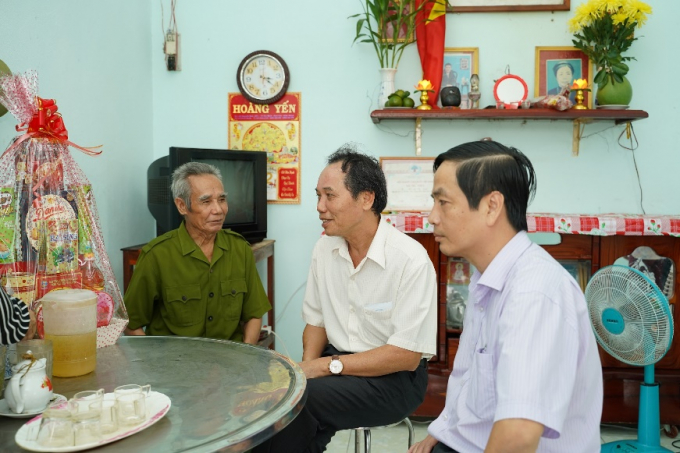 Phó Chủ tịch UBND tỉnh Nguyễn Đức Hòa và Bí thư Huyện ủy Hàm Tân Võ Thanh Bình đến thăm ông Lại Văn Vũ( bệnh binh 81%)