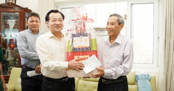 Lãnh đạo tỉnh Bình Thuận thăm hỏi, tặng quà gia đình chính sách nhân ngày Thương binh liệt sĩ