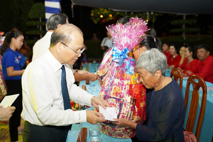 Ông Nguyễn Mạnh Hùng – Bí thư tỉnh uỷ Bình Thuận trao tặng quà cho các Mẹ Việt Nam anh hùng, gia đình chính sách .