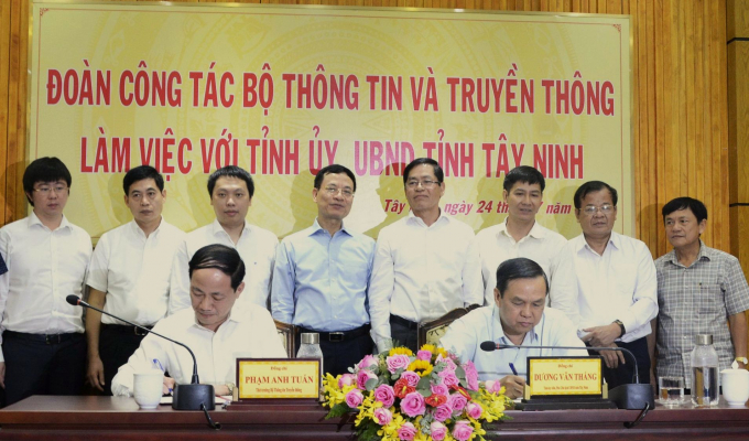 Lễ ký biên bản ghi nhớ giữa bộ TT&amp;amp;TT với tỉnh Tây Ninh trong lĩnh vực TT&amp;amp;TT giai đoạn 2020-2021. (Ảnh: Thành Hưng)