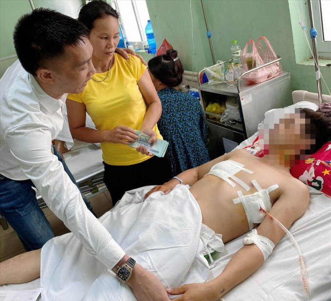 Anh Bùi Xuân Huấn thay mặt nhóm bạn bè đến bệnh viện trao ủng hộ nạn nhân Q. số tiền hơn 30 triệu đồng.