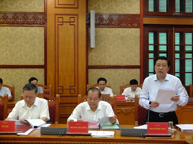 Trưởng Ban Nội chính Trung ương Phan Đình Trạc phát biểu tại phiên họp.