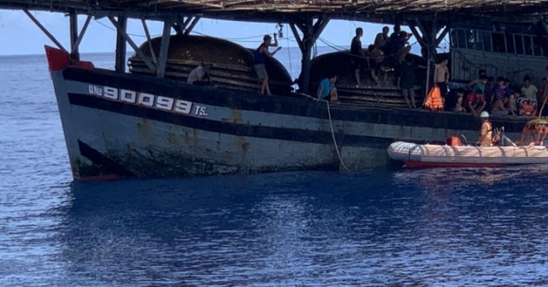 Cứu nạn thuyền viên tàu cá bị tai biến gần quần đảo Hoàng Sa