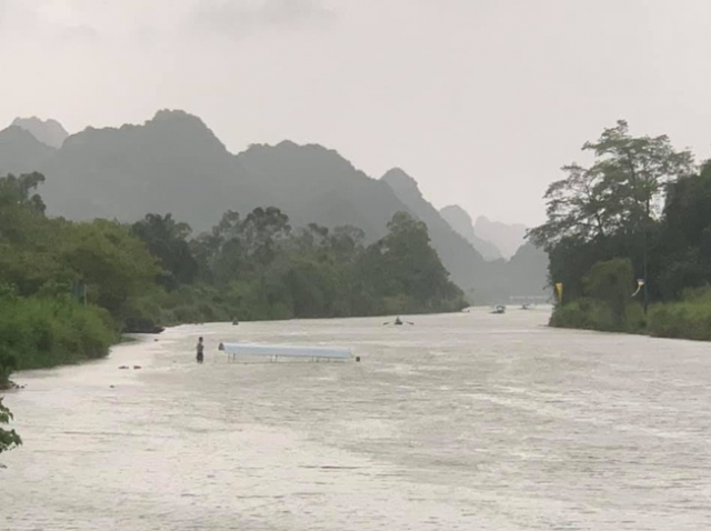 Lật thuyền chở du khách đi thăm quan chùa Hương, 4 người may mắn thoát nạn