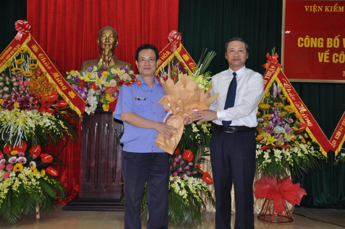 Ông Đỗ Minh Tuấn, Phó Bí thư Tỉnh ủy tặng hoa chúc mừng ông  Đỗ Văn Phương nguyên Viện trưởng VKSND tỉnh Thanh Hóa đến nhận nhiệm vụ mới tại VKSND tối cao