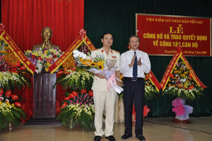 Ông Đỗ Minh Tuấn, Phó Bí thư Tỉnh ủy tặng hoa chúc mừng ông Lê Văn Đông, tân Viện trưởng VKSND tỉnh Thanh Hóa