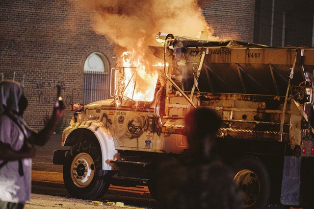 Một chiếc xe bị đốt cháy trong cuộc biểu tình ở Richmond, Virginia, Mỹ ngày 25/7. (Ảnh: AFP)