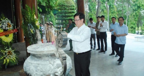 Thứ trưởng Mai Lương Khôi dâng hương tưởng niệm tại Ngã ba Đồng Lộc