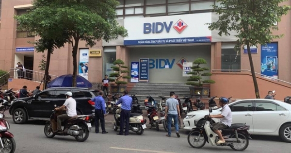 Hà Nội: Truy bắt hai tên cướp nổ súng, cướp ở ngân hàng