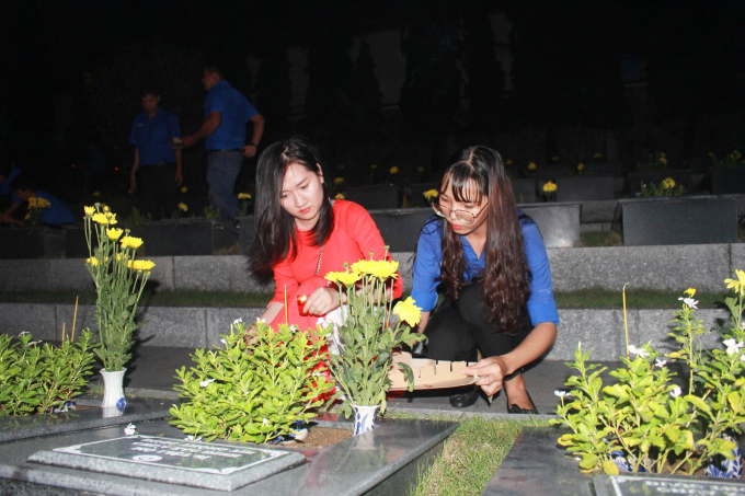 Hơn 1.000 đoàn viên cùng dâng hoa, thắp nến đến các phần mộ anh hùng, liệt sỹ.