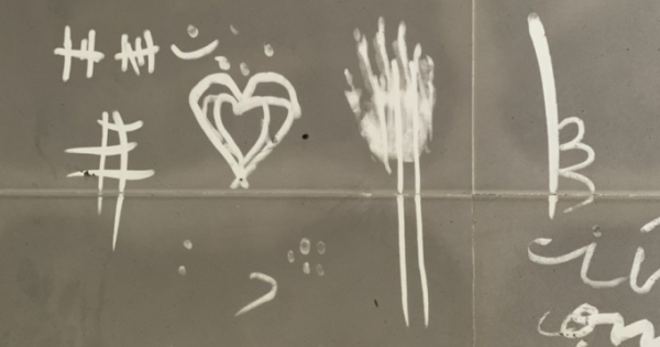 Những hình vẽ ám ảnh trên tường nhà vụ người mẹ tự thiêu cùng 3 con nhỏ