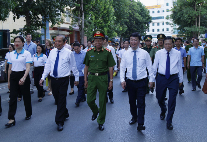 Phó Thủ tướng Trương Hòa Bình cùng các đại biểu Trung ương và địa phương tham gia diễu hành