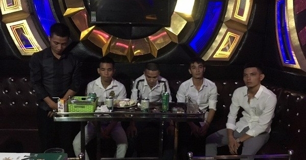 Quảng Bình: Sử dụng ma tuý trong quán karaoke nhóm thanh niên bị "tóm sống"