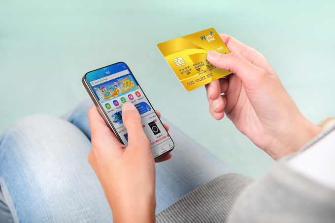 Thẻ tín dụng tích hợp với app thanh toán trên điện thoại mang lại nhiều tiện ích cho khách hàng.