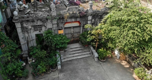 Ngôi mộ cổ 100 năm tuổi làm từ đá cẩm thạch độc nhất Hà Nội