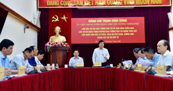 Phó Thủ tướng Trịnh Đình Dũng làm việc về giải ngân vốn đầu tư công ngành Bộ GTVT