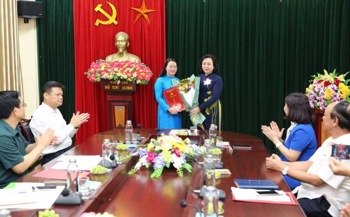 Phó Bí thư Thường trực Thành ủy Ngô Thị Thanh Hằng trao quyết định và tặng hoa đồng chí Phạm Hải Hoa.
