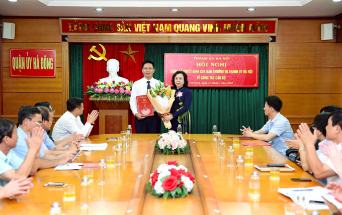 Phó Bí thư Thường trực Thành ủy Ngô Thị Thanh Hằng trao quyết định và tặng hoa đồng chí Nguyễn Thanh Xuân.