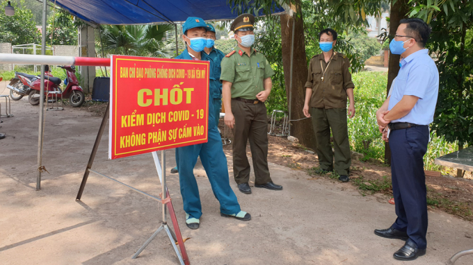 Lãnh đạo huyện Lạng Giang kiểm tra công tác phòng, chống dịch tại điểm chốt ở thôn Vinh Quang, xã Yên Mỹ. (Ảnh: Báo Bắc Giang)