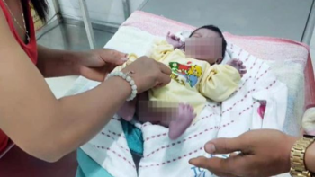 Gia Lai: Bé sơ sinh bị bỏ lại trước cửa nhà dân lúc nửa đêm