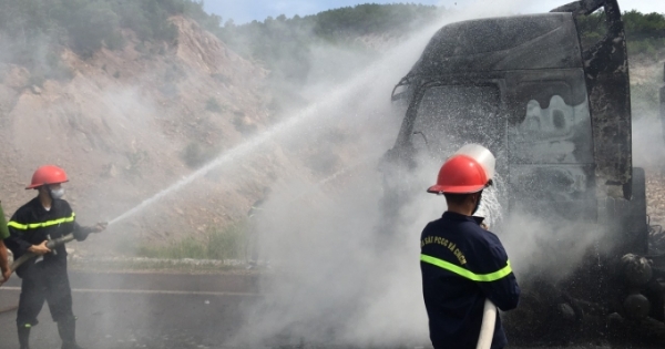 Hai chiếc xe tải đang lưu thông bỗng bốc cháy dữ dội tại Nghệ An