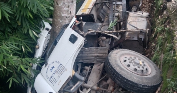 Xe chở nhựa đường lật trên đèo Bảo Lộc, 2 người tử vong