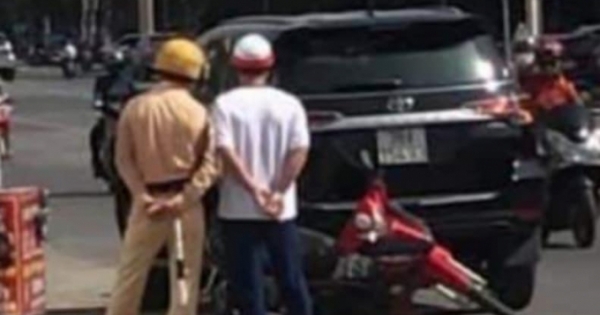 Hà Tĩnh: Bị CSGT yêu cầu dừng xe, tài xế chống đối để tháo chạy