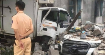 Quảng Ninh: Ô tô tải đâm đổ nhà dân, chèn nát xe bán tải đang đậu bên đường