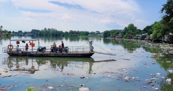 Rác thải "bủa vây" mặt sông Đồng Nai sau cơn mưa