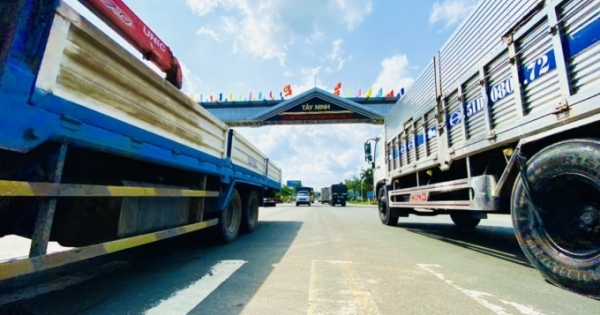 Tây Ninh: Niêm phong cabin xe chở hàng vào KCN, không cho tài xế tiếp xúc với ai