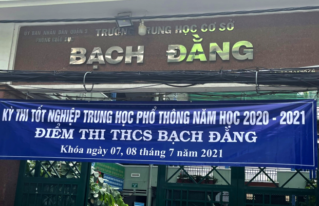 Ghi nhận tại điểm thi trường THCS Bạch Đằng và Trường tiểu học Trần Quang Diệu (quận 3, TP HCM) , ngay từ 6h sáng nhiều thí sinh đã có mặt tại điểm thi để chính thức bước vào kỳ thi tốt nghiệp THPT năm 2021.