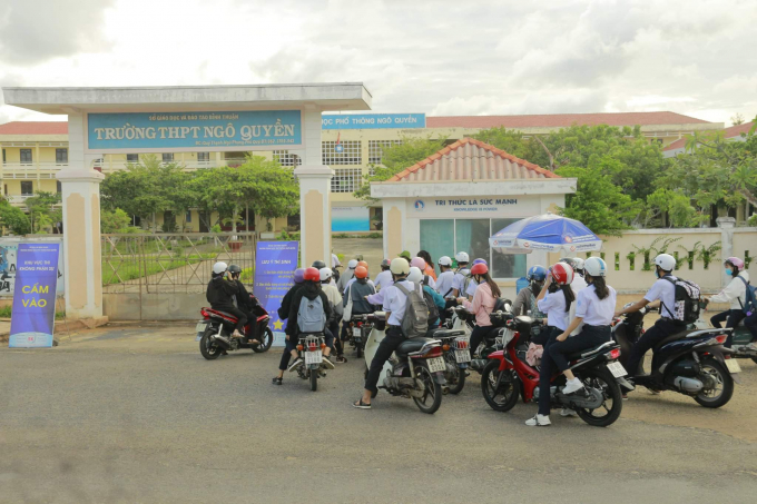 Điểm thi Trường THPT Ngô Quyền thuộc huyện đảo Phú Quý tỉnh Bình Thuận.H2: Đo thân nhiệt trước khi vào điểm thi.