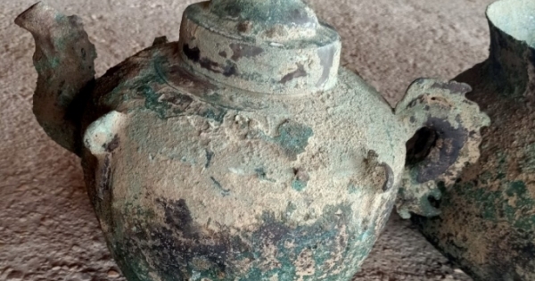 Cổ vật nghi ấm quai rồng có niên đại khoảng 600 năm được phát hiện tại Nghệ An