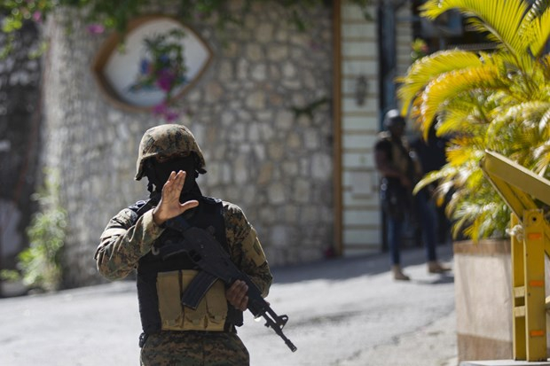 Lực lượng an ninh kiểm soát bên ngoài dinh thự của cố Tổng thống Haiti Jovenel Moise. (Ảnh: AP)