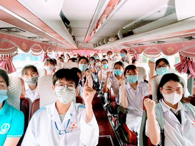 Sinh viên trường ĐH Y Hải Phòng hỗ trợ Bắc Giang chống dịch.