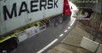 Vào cua nhanh xe container bị lật nghiêng trên đường