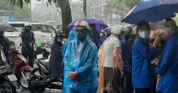 Quảng Ninh: Phụ huynh “dầm mưa” đón con rời trường thi