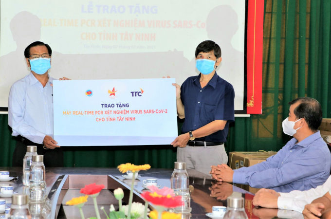 Ông Đỗ Huy Hiệp- Phó Chủ tịch thường trực HĐQT Công ty CP KCN Thành Thành Công trao biểu trưng tặng máy xét nghiệm Real-time PCR (trị giá 2,5 tỷ đồng) cho Sở Y tế Tây Ninh.