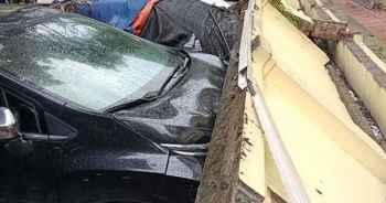 Hà Nội: 50 m tường rào bất ngờ đổ sập, đè bẹp 12 ô tô