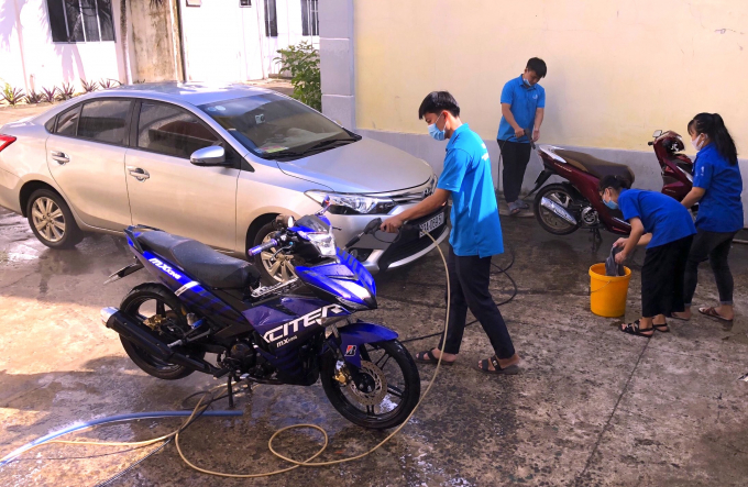 Mô hình rửa xe gây quỹ phòng chống dịch của Đoàn xã Tiến Hưng tại khuôn viên trụ sở UBND xã