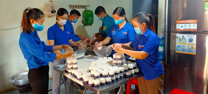 Thanh niên phường Tân Đồng đang chuẩn bị “ship” chè cùng sữa chua nếp cẩm cho khách để gây quỹ phòng chống dịch