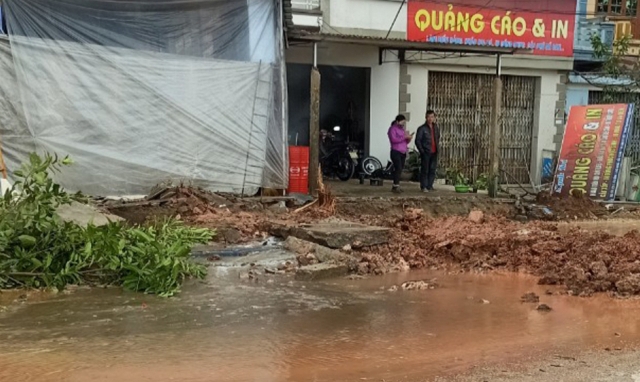 Công ty Tân Thịnh thi công đường làm hỏng đường ống nước sạch tại huyện Lạng Giang