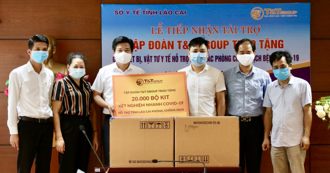 Đại diện Trung tâm kiểm soát bệnh tật tỉnh Lào Cai tiếp nhận 20.000 bộ kit xét nghiệm nhanh COVID-19 do Tập đoàn T&amp;amp;T Group trao tặng