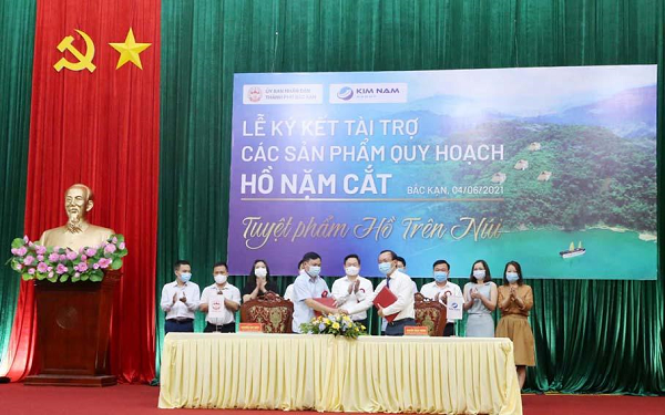 UBND thành phố Bắc Kạn và Công ty TNHH Tập đoàn Kim Nam (Tập đoàn Kim Nam) ký kết tài trợ các sản phẩm quy hoạch hồ Nặm Cắt.