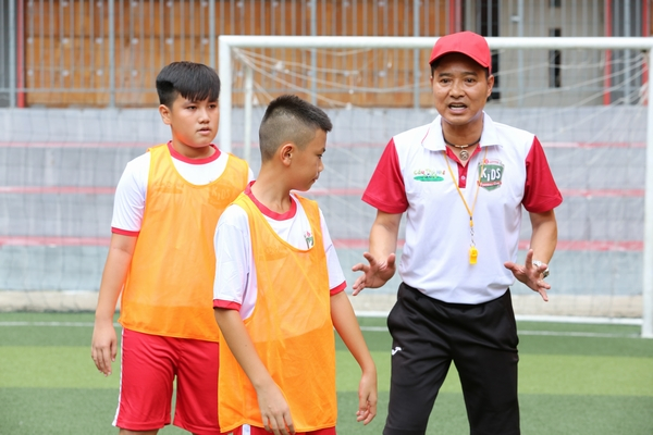 HLV Nguyễn Hồng Sơn cho biết anh đã tập luyện với quả bóng hàng ngày để chuẩn bị một thể lực tốt nhất, chào đón sự trở lại của mùa “Cầu thủ nhí 2021”