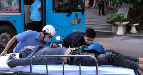 Cảm động trước hành động đẹp của tài xế xe buýt đưa nam thanh niên gặp tai nạn đi cấp cứu
