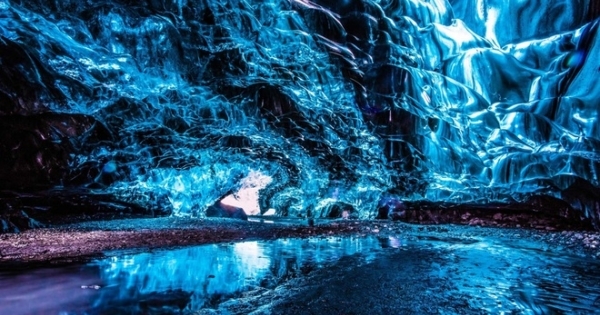 Sửng sốt với vẻ đẹp của động băng ở Iceland