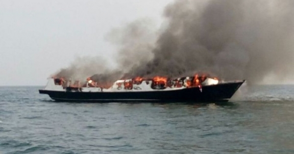 Lửa bốc cháy trên chiếc tàu chở 90 hành khách ngoài khơi
